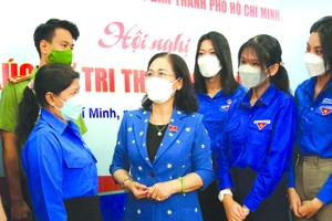 市人民議會主席阮氏麗與青年選民交談。