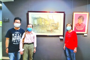 右起：馮錦萍、盧建機、張家俊畫家參觀美術展。