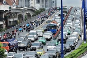 交通堵塞、水淹等均是本市發展的阻力。