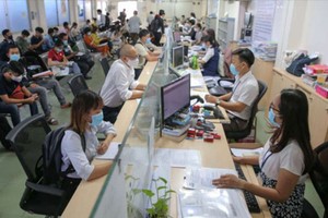 民眾在市計劃與投資廳辦理手續。