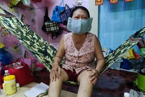 駱金鳳正等錢去眼科醫院做檢查。