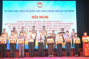 市委副書記阮胡海祝賀各單位與個人獲表彰。