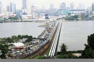 魏家祥宣布，從4月1日至7日期間，新加坡注冊車輛入境我國可豁免入境費。（圖源Today）