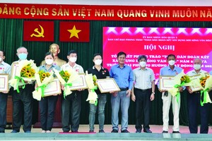 各華人會館理事獲頒發紀念章。