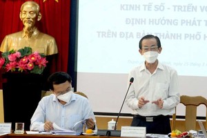 市新聞與傳播廳廳長林廷勝和市研發院院長 陳黃銀副教授、博士主持“數字經濟－－本市發展 前景與定向”研討會。