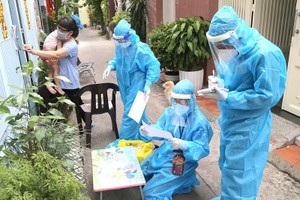 市衛生廳認為，新冠患者是要居家或在醫院接受治療的病人。