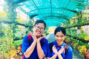 名氏碧雲(右)。