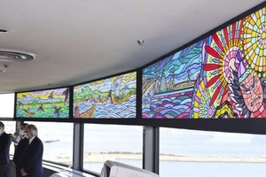 日本展示佞武多彩色玻璃畫作