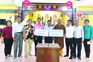 　　阮玉英主編(右五)接受市華人佛教、 龍華寺護法會贊助贈報經費。