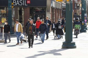 加拿大安大略省已從3月21日起，不再強制人們在學校和零售場所等處戴口罩。（新華社)