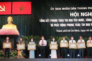 黨中央政治局委員、市委書記阮文年向出色的集體與個人頒發勞動勛章。