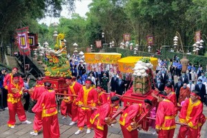 向雄王國祖供奉粽子、糍粑的遊行儀式。