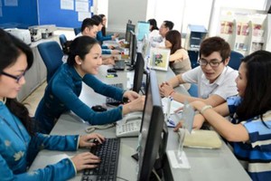 人客在購買機票。