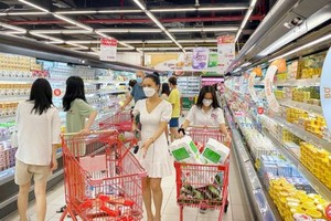 民眾在超市購物。