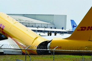 一架波音貨機在哥斯達黎加機場墜毀