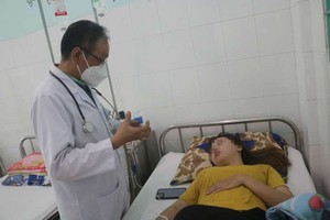 儘管患有直腸癌擴散至肝臟症狀已有兩年， 但林福智醫生仍然每天為人們診治病。