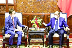 國家主席阮春福接見哈薩克駐河內大使海拉特‧薩雷拜。