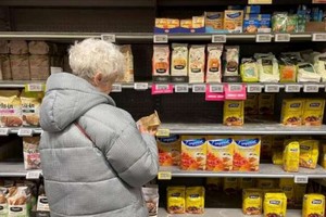 消費者在一家超市內選購食品。