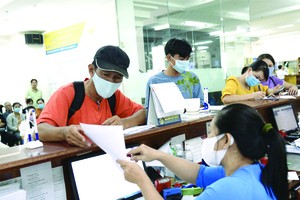 勞動者辦理領取社保金手續。