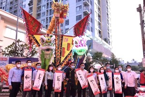 揮毫書法贈賓客。