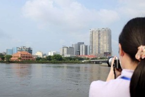 學生們乘船在西貢河上拍下本市美景