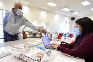 美國加利福尼亞州民眾接受新冠檢測。