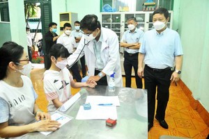 市人委會副主席楊英德檢查接種工作。