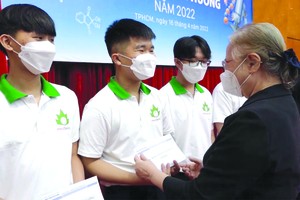 阮文享基金管委會主席張氏春柳醫生向學生頒發獎學金。