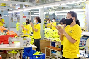 本市DONY成衣公司員工進行中班運動。