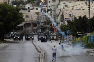 4月13日，在約旦河西岸城市納布盧斯，巴勒斯坦人與以色列軍隊發生沖突。新華社發（艾曼·諾巴尼攝）