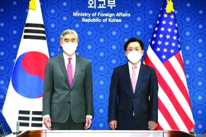 在首爾市鐘路區的外交部大樓，韓外交部韓半島和平交涉本部長魯圭悳（右）會見到訪的美國國務院對朝政策特別代表星‧金。