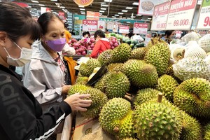 消費者在選購榴蓮。