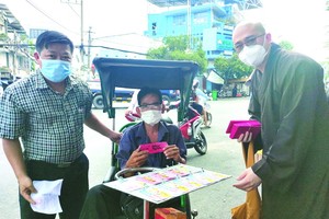 釋通振法師向殘疾人士贈送禮物。