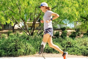 亨特-布羅爾斯瑪裝上義肢跑步。