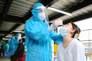 醫護人員抽樣以檢測新冠肺炎病毒。