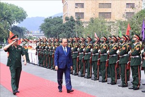 國家主席阮春福檢閱儀仗隊。