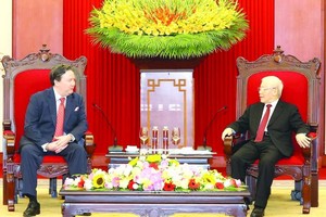 黨中央總書記阮富仲與美國新任大使馬克‧納珀交談。