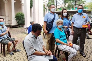 梁栢滔先生（右一）於本月中與周萬里攜手幫助50名貧病者。