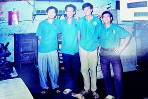 當年何錦洪大叔(左一)與同事在本報印刷廠合照。