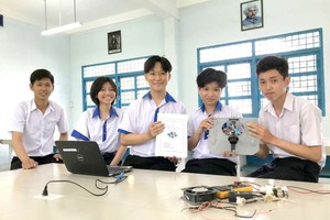 范越慶（左一）和其他團隊成員。