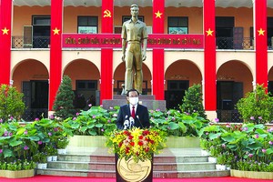 黨中央政治局委員、市委書記阮文年發表重溫 胡志明主席的生平和革命事蹟。