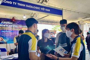 　　大學生在由本市百科大學舉辦的就業盛會尋找 工作機會。