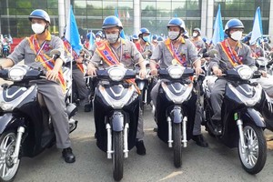 傑出員工歡欣地領取昂貴的摩托車獎品。