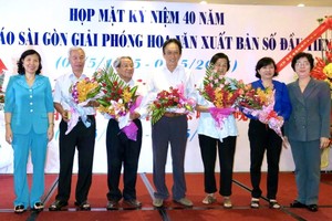 值本報紀念公開發行40週年之際，歷屆編輯領導獲贈送鮮花。 （左二起：阮中部、懷雨、陸進義、林菊等）