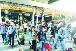 新山一機場迎接逾４萬乘客返回本市