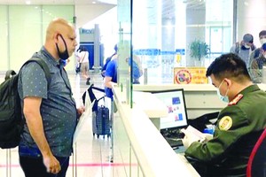 入境者在海關辦理入境手續。