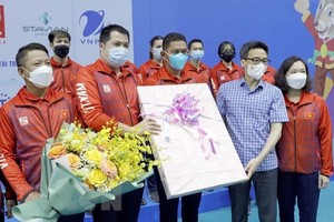 武德膽副總理勉勵越南體育團。