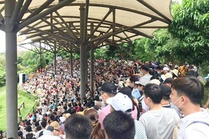 排隊搶購東運會足球賽門票