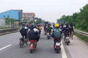 學生在路上橫排行駛非常危險。