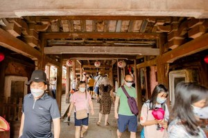 遊客參觀會安廊橋。